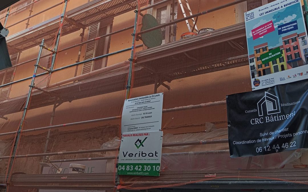 Rénovation de façade d&rsquo;immeuble et de devantures de magasins à Hyères